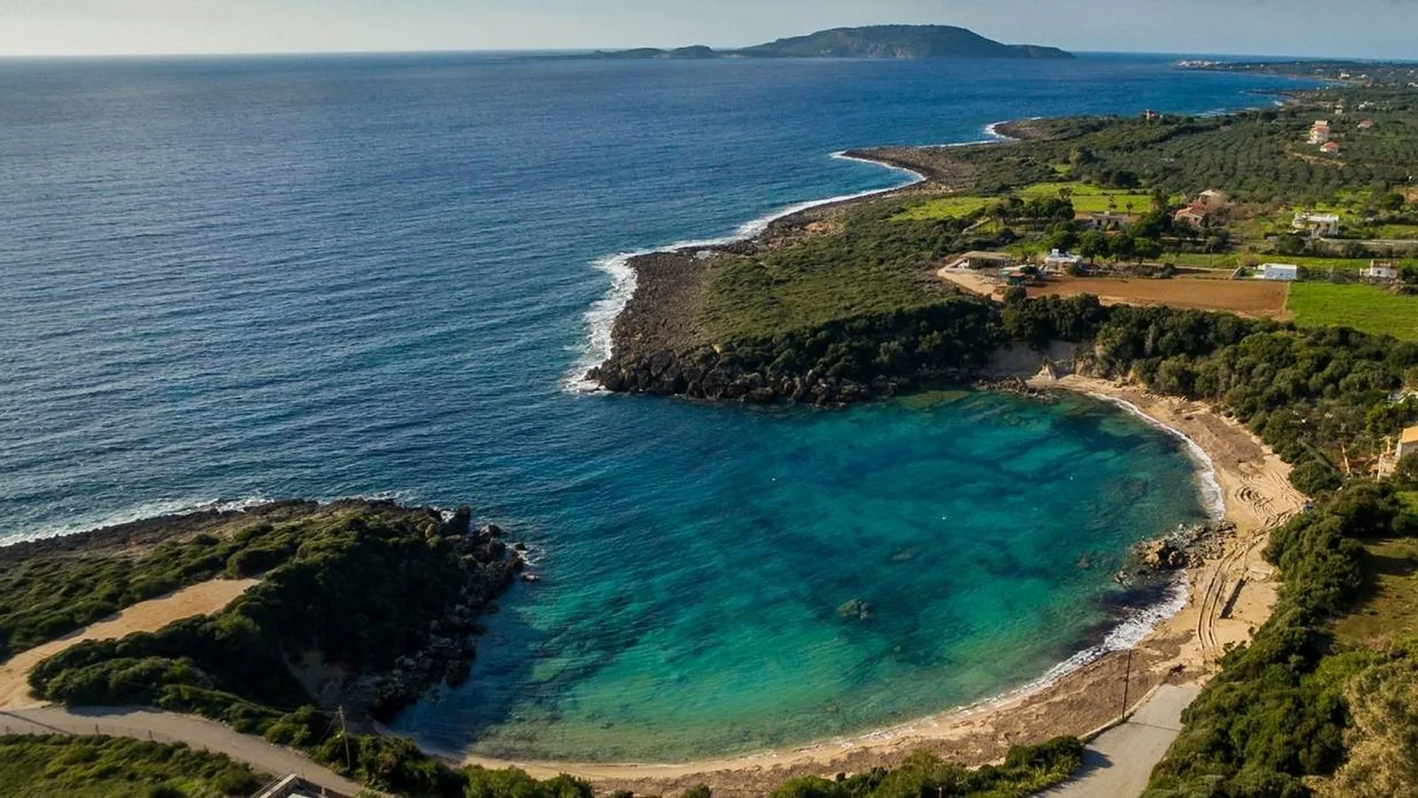 La costa della Messenia con una baia dall'acqua turchese vista dall'alto