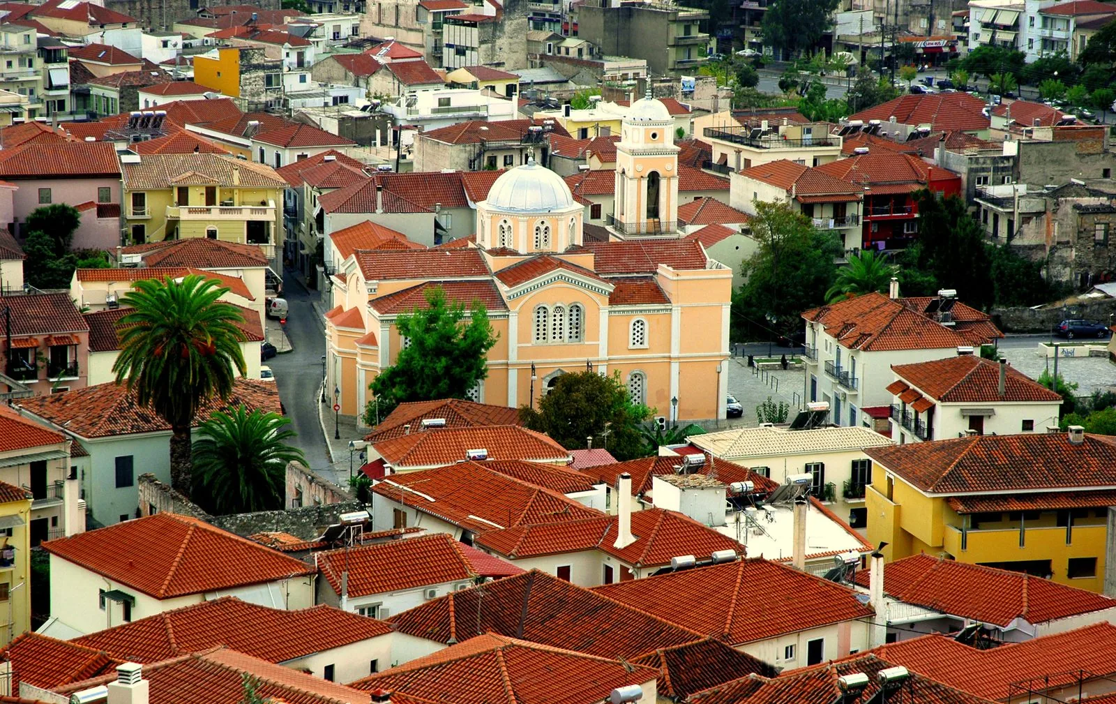 I tetti e le cupole del centro storico di Kalamata