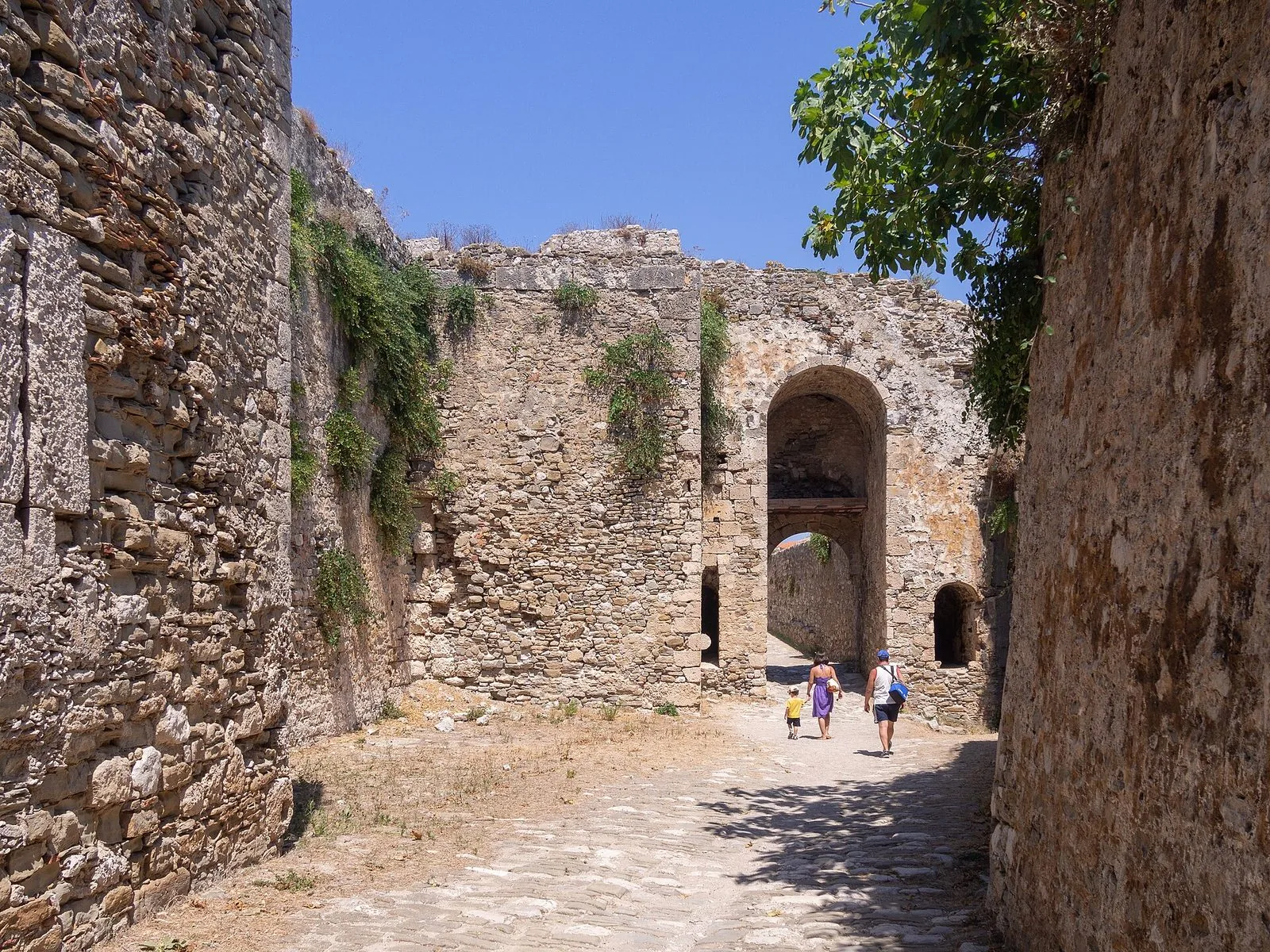 L'interno della fortezza di Methoni, con un arco in pietra e le mura veneziane