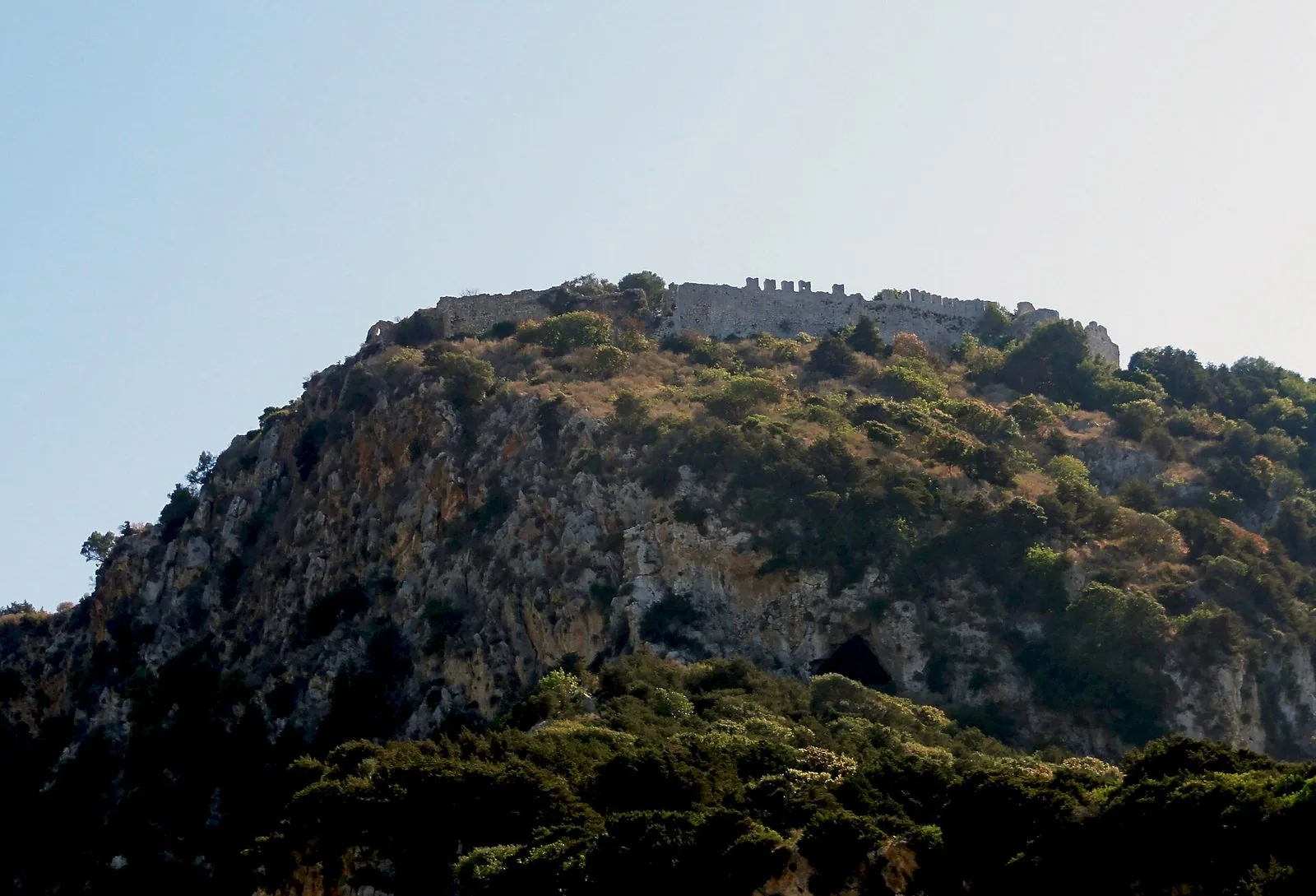La collina fortificata che domina la baia di Voidokilia