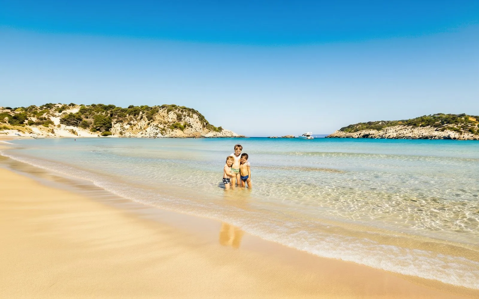 Il bagnasciuga di una spiaggia della Messenia con l'acqua trasparente