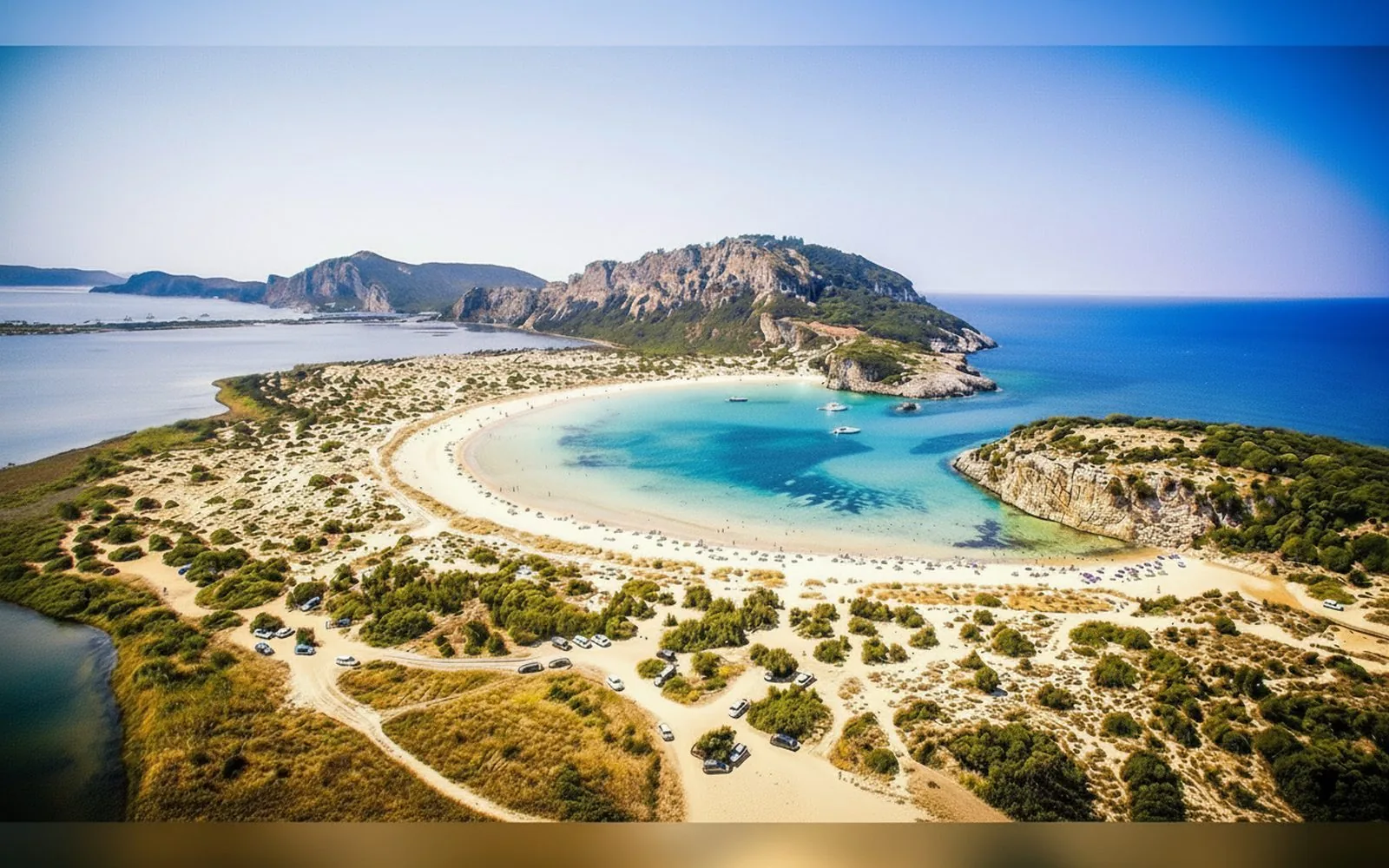 La baia di Voidokilia e la costa vista dall'alto